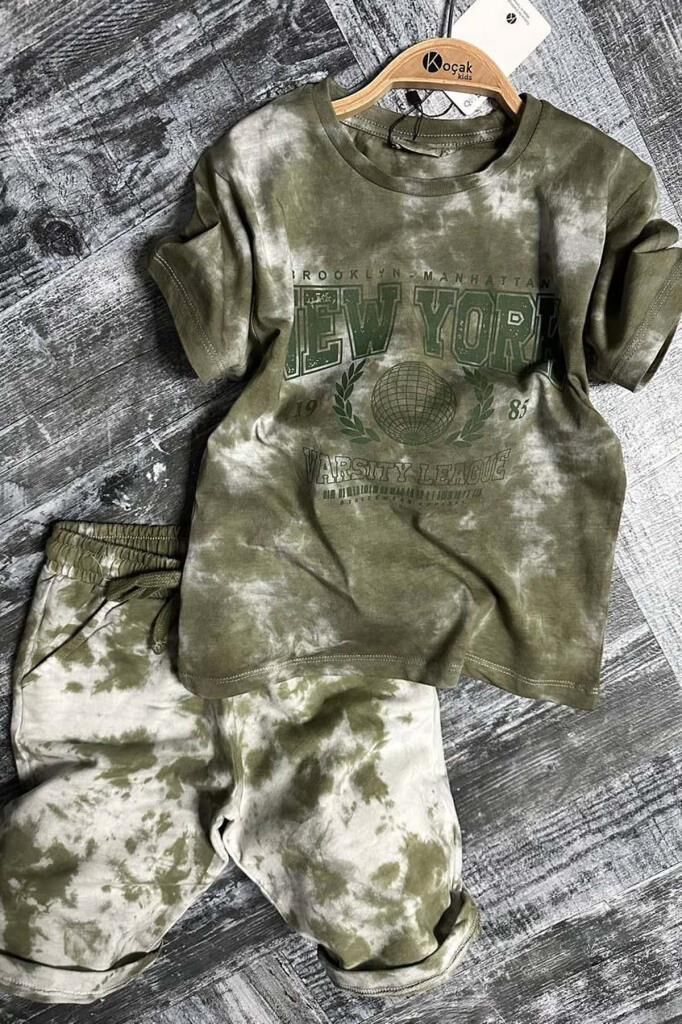 Erkek Çocuk New York Yazı Baskı ve Batık Desenli Penye T-Shirt Yeşil Şortlu Takım