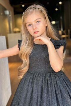 Kız Çocuk Üzeri Simli ve Omuzlar Fırfır Detaylı Kolsuz Siyah Abiye