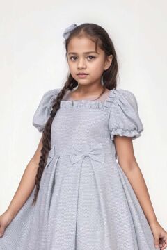 Kız Çocuk Kare Yaka Şeffaf Tüllü Omuzları Fırfırlı Beli Fiyonk Detaylı Üzeri Simli Gri Abiye