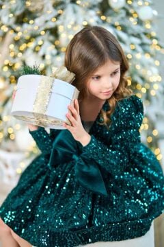 Kız Çocuk V Yaka Üzeri Pulpayet İşlemeli Eteği Kabarık Kadife Yeşil Abiye