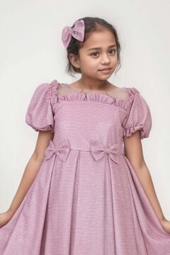 Kız Çocuk Kare Yaka Şeffaf Tüllü Omuzları Fırfırlı Beli Fiyonk Detaylı Üzeri Simli Pembe Abiye