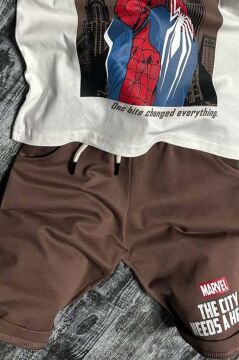 Erkek Çocuk Örümcek Adam Karakter ve Yazı Baskılı T-shirt İp Detaylı Kahverengi Şortlu Takım