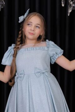 Kız Çocuk Kare Yaka Şeffaf Tüllü Omuzları Fırfırlı Beli Fiyonk Detaylı Üzeri Simli Mavi Abiye