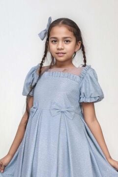 Kız Çocuk Kare Yaka Şeffaf Tüllü Omuzları Fırfırlı Beli Fiyonk Detaylı Üzeri Simli Mavi Abiye