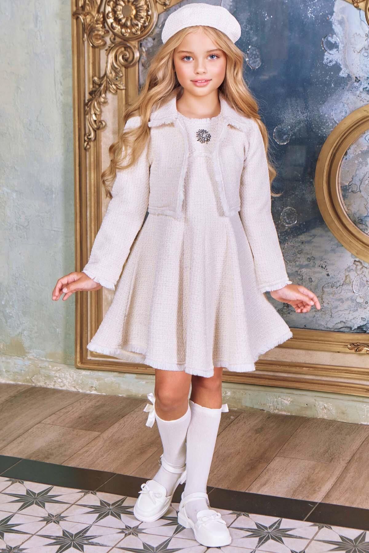 Kız Çocuk Bilekleri Tüylü Kare Desenli Hırka Göğsünde Elmas Taş Detaylı Kolsuz Beyaz Chanel Elbise
