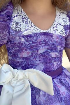 Kız Çocuk Üzeri Gül Baskılı Yakası ve Etek Ucu Dantel İşlemeli Mor Elbise