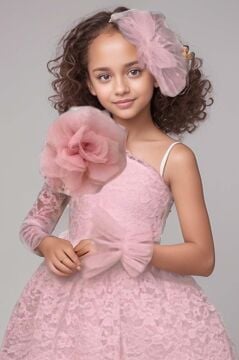 Kız Çocuk Tek Kol Omzu Çiçek Broşlu Boydan Dantel Detaylı Pudra Elbise