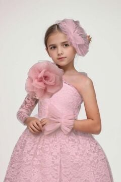 Kız Çocuk Tek Kol Omzu Çiçek Broşlu Boydan Dantel Detaylı Pudra Elbise