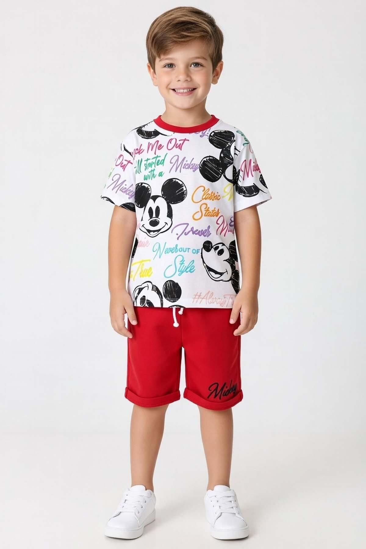 Erkek Çocuk Ayıcık Desen ve Renkli Yazılarla Penye T-Shirt Kırmızı Şortlu Takım