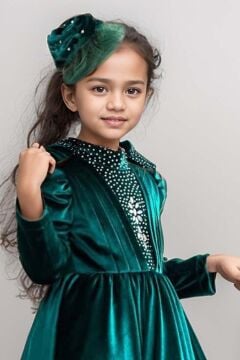 Kız Çocuk Üzeri Çiçek Taş İşlemeli Boğazlı Yaka Yeşil Kadife Abiye