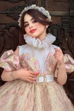 Kız Çocuk Palyaço Yaka Düşük Omuzlu Balon Kollu Eteği Kırçıllı V Kesim Detaylı Pudra Abiye