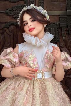 Kız Çocuk Palyaço Yaka Düşük Omuzlu Balon Kollu Eteği Kırçıllı V Kesim Detaylı Pudra Abiye