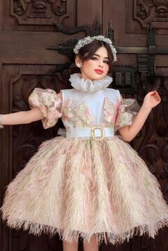 Kız Çocuk Palyaço Yaka Düşük Omuzlu Balon Kollu Eteği Kırçıllı V Kesim Detaylı Pudra Abiye