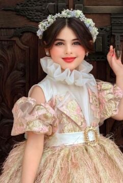 Kız Çocuk Palyaço Yaka Düşük Omuzlu Balon Kollu Eteği Kırçıllı V Kesim Detaylı Pudra Abiye