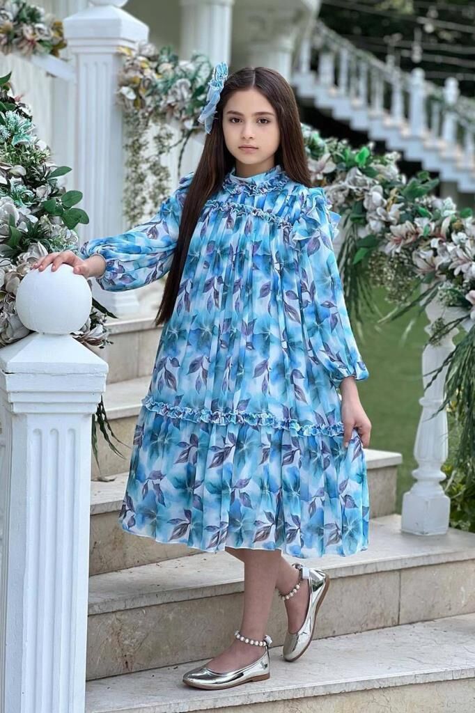 Kız Çocuk Yakası ve Omuzları Fırfır Detaylı Çiçek İşlemeli Pliseli Mavi Elbise