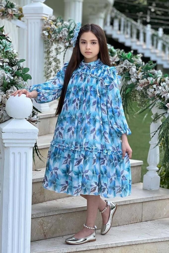 Kız Çocuk Yakası ve Omuzları Fırfır Detaylı Çiçek İşlemeli Pliseli Mavi Elbise