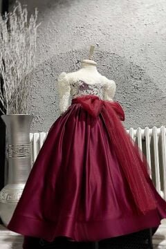 Kız Çocuk Yakası Şeffaf Tül Omuz ve Kolları Güpür İşlemeli Fiyonk Detaylı Saten Bordo Uzun Abiye