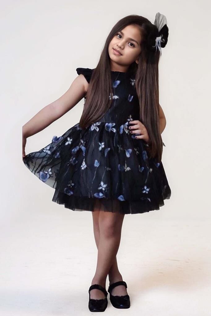 Kız Çocuk Omuzları Fırfır Detaylı Üzeri Kelebek Motifli Eteği Tüllü Siyah Elbise