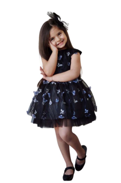 Kız Çocuk Omuzları Fırfır Detaylı Üzeri Kelebek Motifli Eteği Tüllü Siyah Elbise