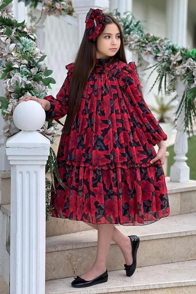 Kız Çocuk Yakası ve Omuzları Fırfır Detaylı Çiçek İşlemeli Pliseli Kırmızı Elbise