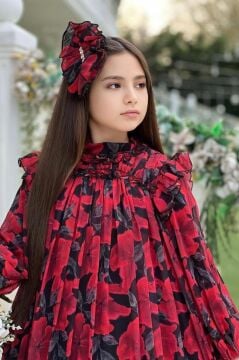 Kız Çocuk Yakası ve Omuzları Fırfır Detaylı Çiçek İşlemeli Pliseli Kırmızı Elbise