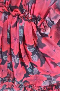 Kız Çocuk Yakası ve Omuzları Fırfır Detaylı Çiçek İşlemeli Pliseli Kırmızı Elbise