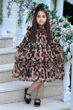 Kız Çocuk Yakası ve Omuzları Fırfır Detaylı Çiçek İşlemeli Pliseli Siyah Elbise