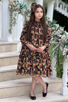 Kız Çocuk Yakası ve Omuzları Fırfır Detaylı Çiçek İşlemeli Pliseli Siyah Elbise