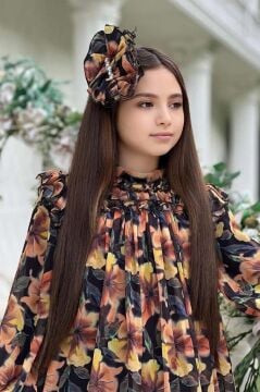 Kız Çocuk Yakası ve Omuzları Fırfır Detaylı Çiçek İşlemeli Pliseli Siyah Elbise