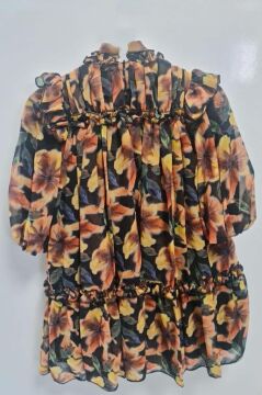 Kız Çocuk Yakası ve Omuzları Fırfır Detaylı Çiçek İşlemeli Pliseli Siyah Elbise