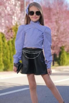 Kız Çocuk Üzeri Dikey Çizgi ve Sırtında Düğme Detaylı Mavi Gömlek Deri Şortlu Takım