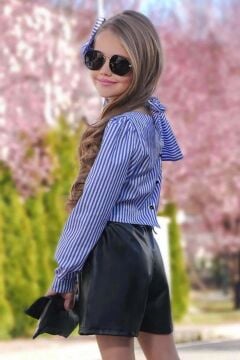 Kız Çocuk Üzeri Dikey Çizgi ve Sırtında Düğme Detaylı Mavi Gömlek Deri Şortlu Takım