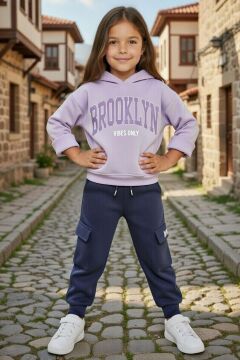 Kız Çocuk Göğsünde Brooklyn Yazı Baskılı ve Kanguru Cepli 3 İplik Lila Eşofman Takım