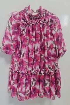 Kız Çocuk Yakası ve Omuzları Fırfır Detaylı Çiçek İşlemeli Pliseli Pembe Elbise