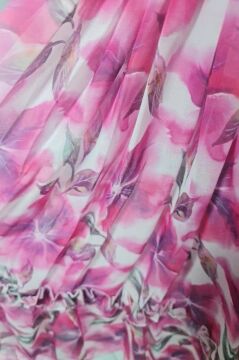 Kız Çocuk Yakası ve Omuzları Fırfır Detaylı Çiçek İşlemeli Pliseli Pembe Elbise