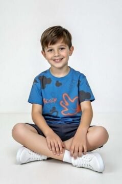 Erkek Çocuk Üzerinde El Digital Baskılı ve Ayıcık Desenli Mavi Şortlu Takım