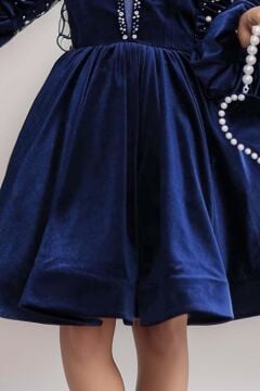 Kız Çocuk Yakadan Göğse ve Omuzları İnci İşlemeli Balon Kollu Lacivert Kadife Abiye