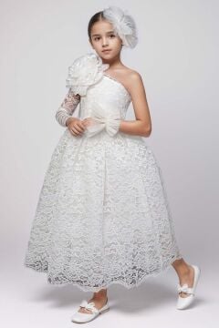 Kız Çocuk Tek Kol Omzu Çiçek Broşlu Boydan Dantel Detaylı Beyaz Elbise