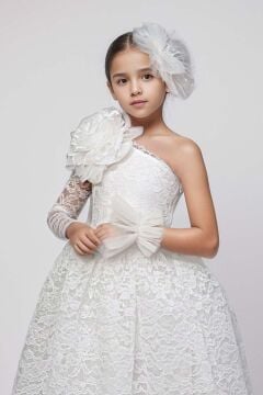 Kız Çocuk Tek Kol Omzu Çiçek Broşlu Boydan Dantel Detaylı Beyaz Elbise