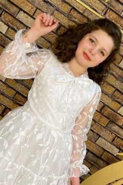 Kız Çocuk Kolları ve Yakası Şeffaf Tüllü ve Yaprak Detaylı Beyaz Elbise