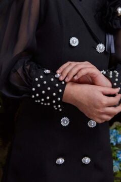 Kız Çocuk Bilekleri İnci Boncuk İşlemeli Kolları Şeffaf Kumaş Taş Düğme Detaylı Siyah Elbise