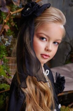 Kız Çocuk Bilekleri İnci Boncuk İşlemeli Kolları Şeffaf Kumaş Taş Düğme Detaylı Siyah Elbise