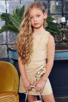 Kız Çocuk Sıfır Kol İnci İşlemeli Crop Asimetrik Kesim Broşlu Keten Bej Etekli Takım