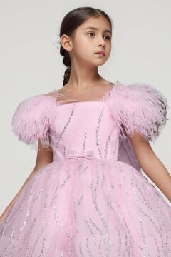 Kız Çocuk Düşük Omuzlu Kolları Tüylü ve Üzeri Pullu İçi Astarlı Pembe Abiye