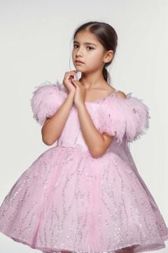 Kız Çocuk Düşük Omuzlu Kolları Tüylü ve Üzeri Pullu İçi Astarlı Pembe Abiye