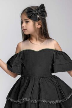Kız Çocuk Düşük Omuzlu Transparan Yaka Eteği KatKat Dantel İşlemeli Kuyruk Detaylı Siyah Elbise