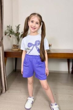 Kız Çocuk Üzerinde Digital Kurdela Basklı T-Shirt ve Fiyonk Cep Detaylı Lila Şortlu Takım