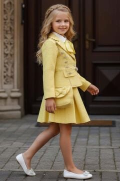 Kız Çocuk Yakası Fular Detaylı Gömlek, Çizik ve İnci Taş Düğmeli Şanel Sarı Etekli Takım