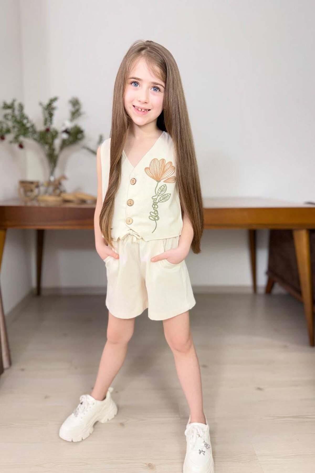 Kız Çocuk Üzerinde Çiçek Nakış İşlemeli Yelek Krem Keten Şortlu Takım