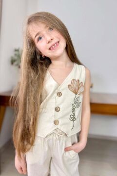 Kız Çocuk Üzerinde Çiçek Nakış İşlemeli Yelek Krem Keten Şortlu Takım